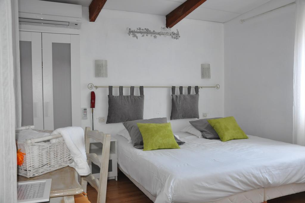 Hotel Les Mimosas Bormes-les-Mimosas Pokój zdjęcie